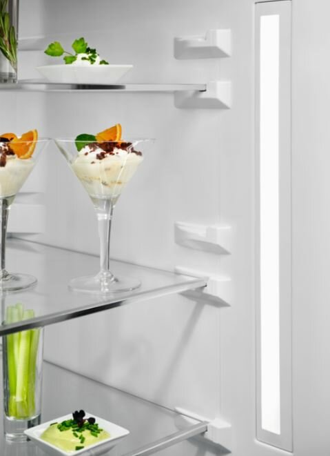 Desery w kieliszkach do martini w lodówce.