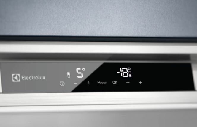 Zbliżenie panelu sterowania lodówki. Wyświetla logo Electrolux, temperaturę i ustawienia.