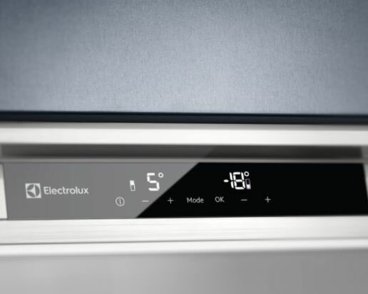 Zbliżenie wyświetlacza lodówki. Pokazuje logo Electrolux i ustawienia temperatury z przyciskami.