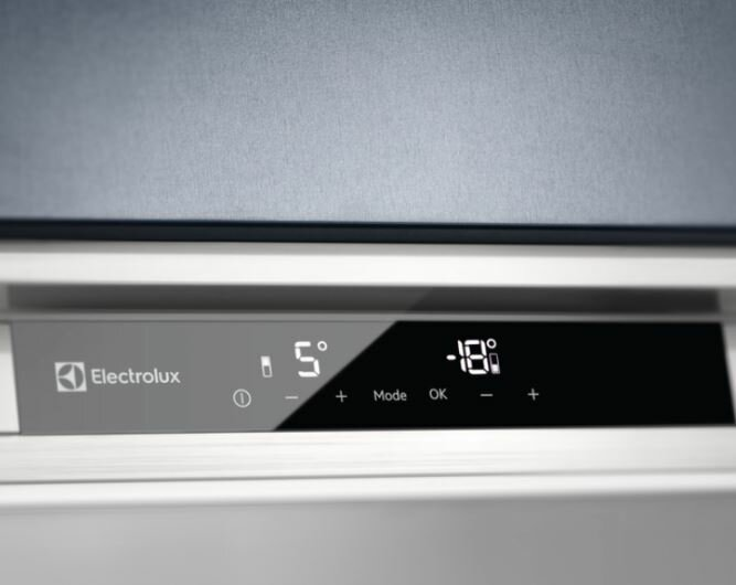 Zbliżenie wyświetlacza lodówki z regulatorami temperatury. Widoczne logo Electrolux.