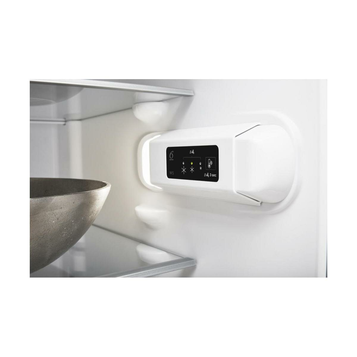 Lodówka z otwartymi drzwiami, wypełniona jedzeniem.