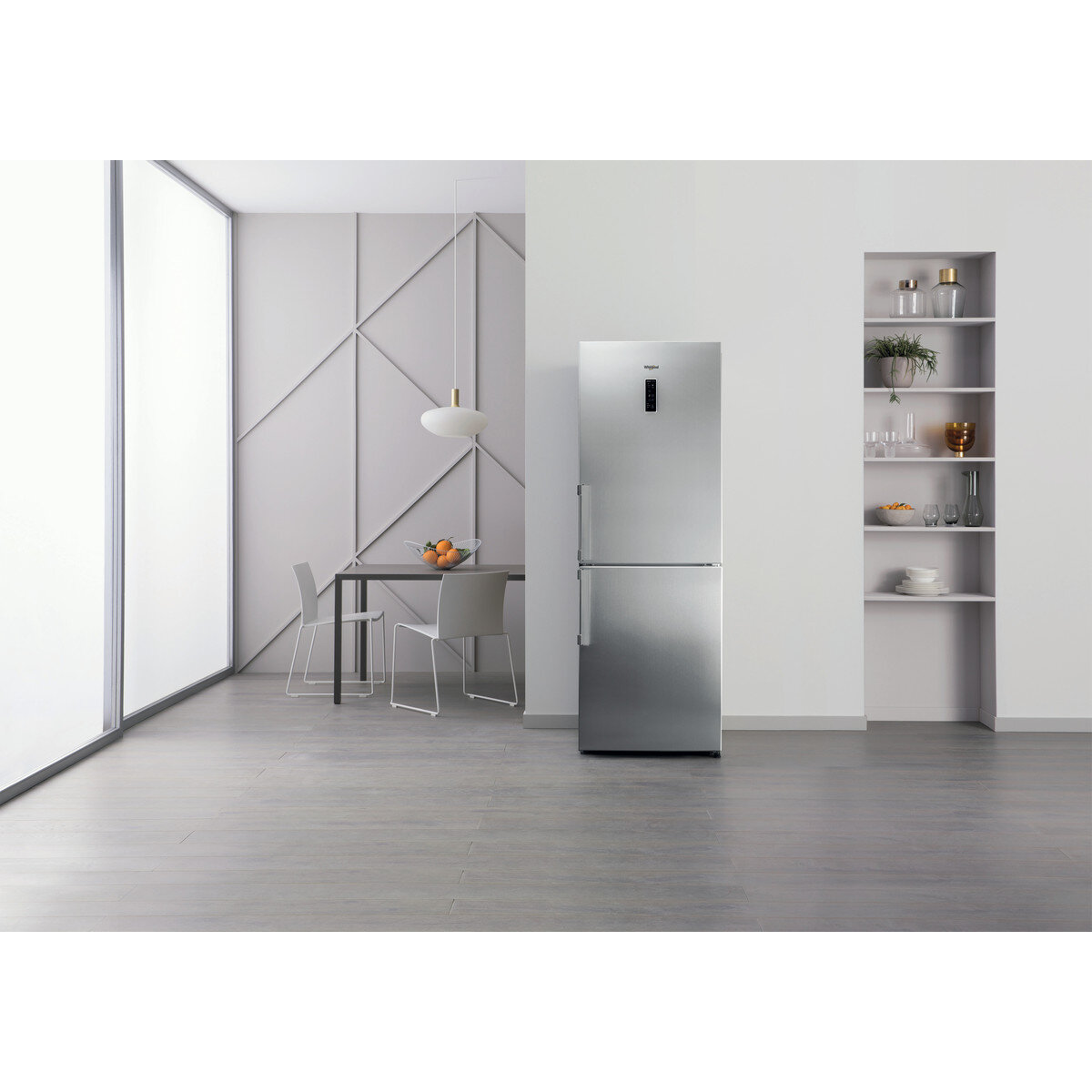 Nowoczesna kuchnia ze srebrną lodówką. Stół z krzesłami, okno i dekoracyjna półka na ścianie.