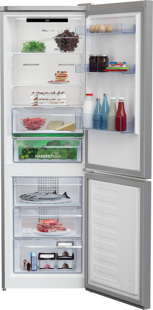 Otwarta lodówka z jedzeniem. Różne przedmioty, takie jak owoce, są widoczne wewnątrz. Białe wnętrze i wygląd zewnętrzny.