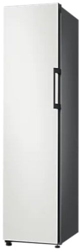 Biała lodówka z uchwytem po prawej stronie.