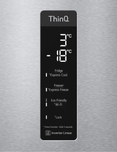 Wyświetlacz lodówki pokazuje 3°C, zamrażarka -18°C. Opcje: Express Cool/Freeze, Eco, Wi-Fi i Lock.