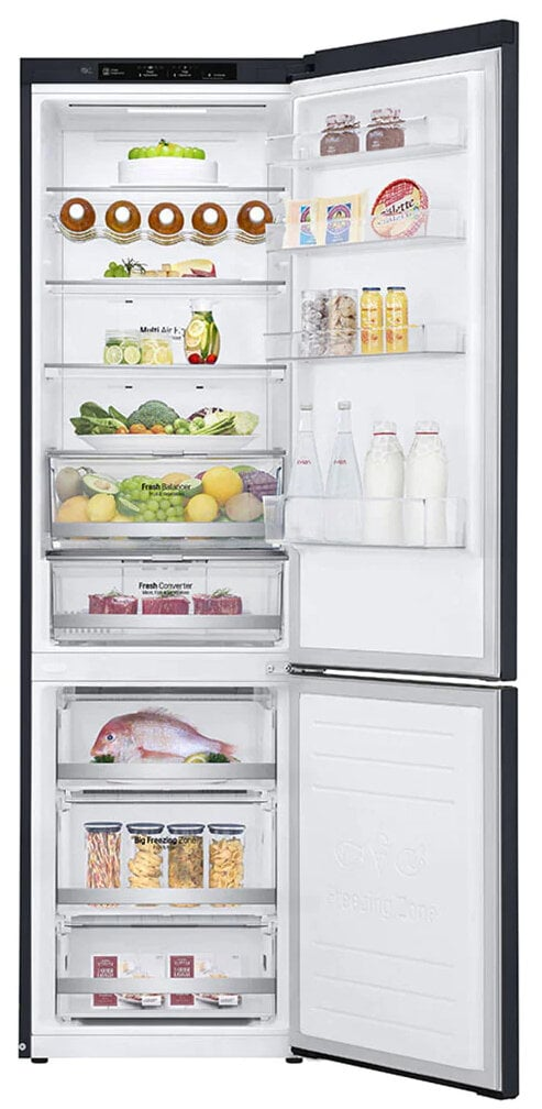 Czarna lodówka z otwartymi drzwiami, wypełniona produktami spożywczymi. Zawiera półki z produktami.