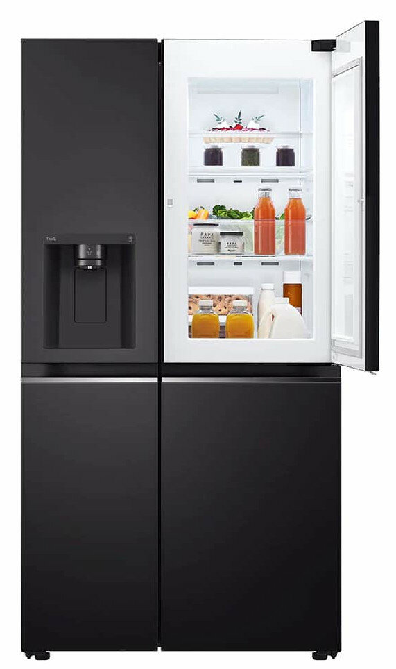 Półki lodówki z naczyniami we wnętrzu w białym kolorze.