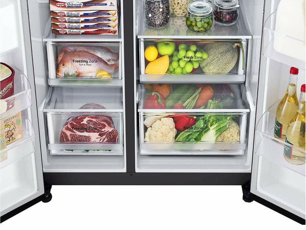 Wnętrze lodówki z produktami spożywczymi w przegrodach.