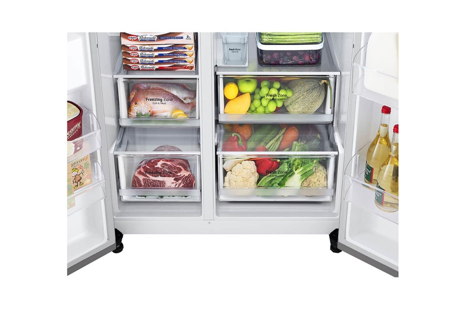 Otwarta lodówka LG z różnymi produktami spożywczymi przechowywanymi w komorach.