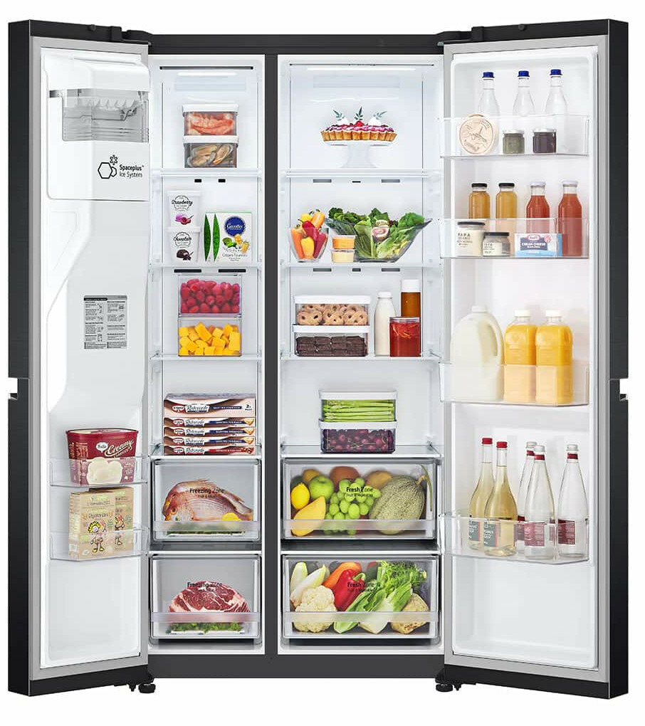 Otwarta lodówka LG z półkami pełnymi jedzenia, w tym owoców, warzyw i napojów.