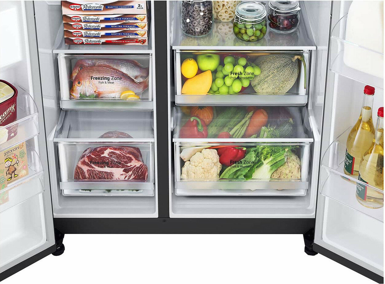 Wnętrze lodówki ze strefami przechowywania świeżej żywności, prezentujące produkty.