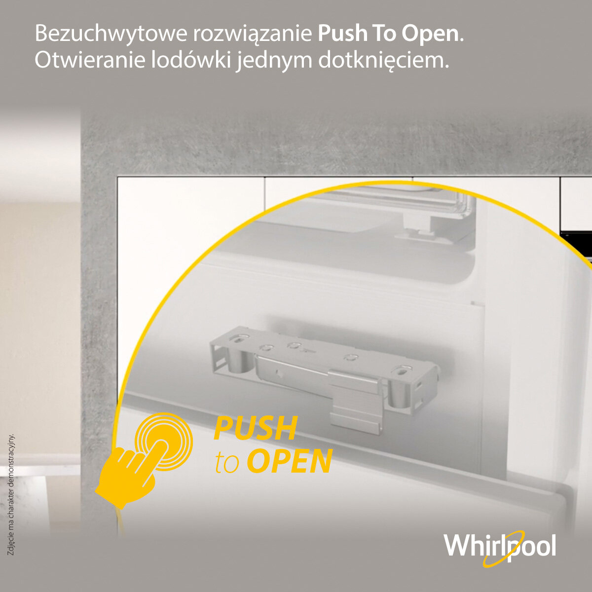 Ręka naciska przycisk, aby otworzyć drzwi lodówki. Tekst: Push to Open, logo Whirlpool.