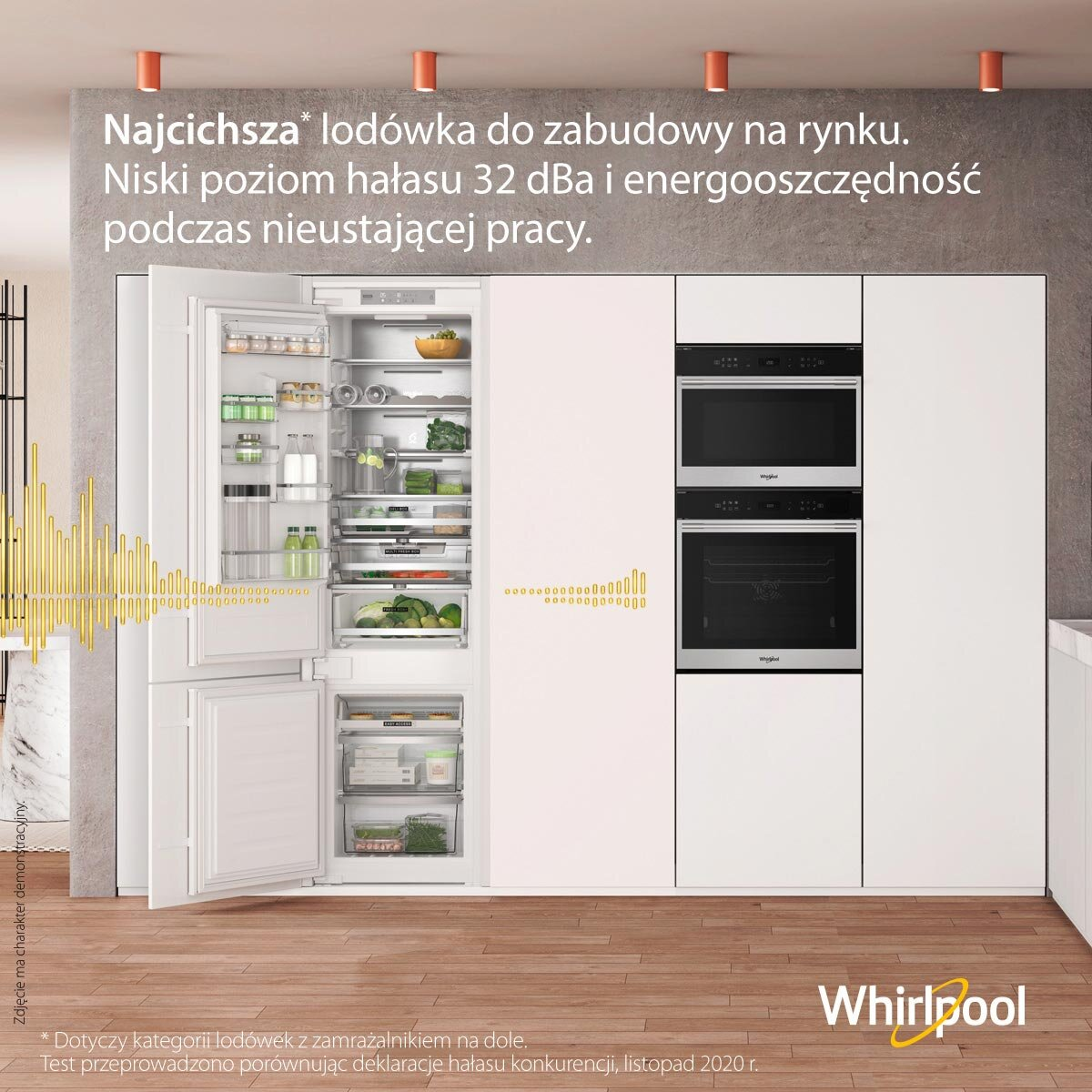 Nowoczesna biała kuchnia z lodówką i piekarnikiem. Otwarte drzwi lodówki, widoczne jedzenie.