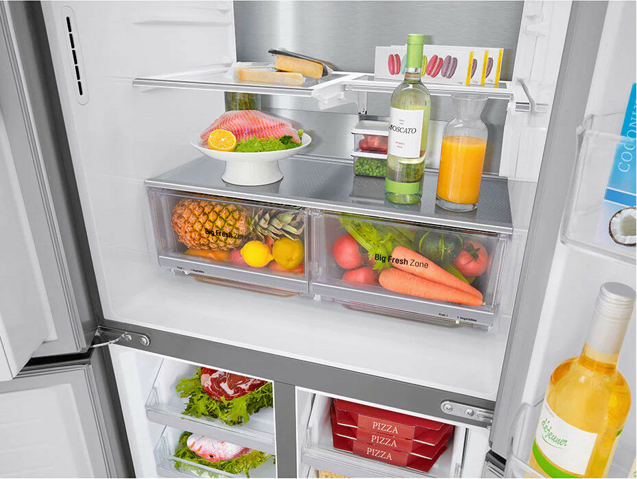 Wnętrze lodówki z produktami, napojami i półkami.