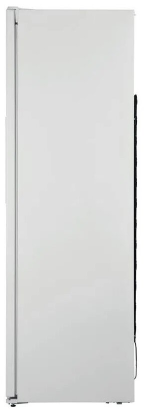 Wysoka, biała lodówka, widok z boku, zamknięta, z widocznymi uchwytami drzwi.