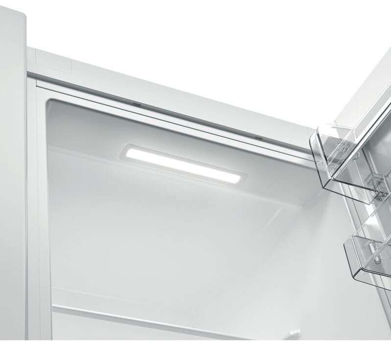 Wnętrze lodówki z jasnym paskiem światła LED na górze.