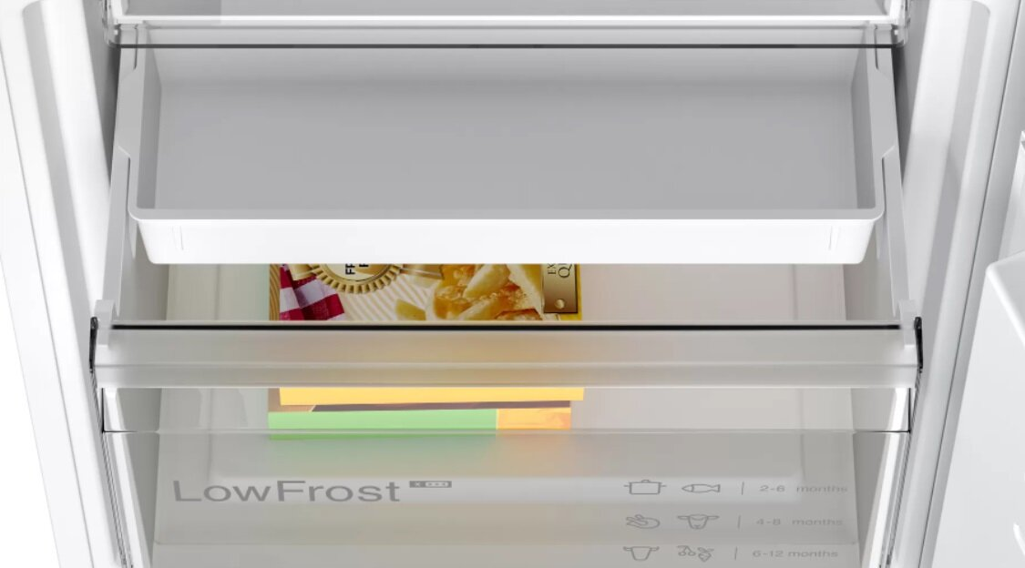 Zbliżenie szuflady lodówki z pudełkiem z mrożonką i etykietą LowFrost.