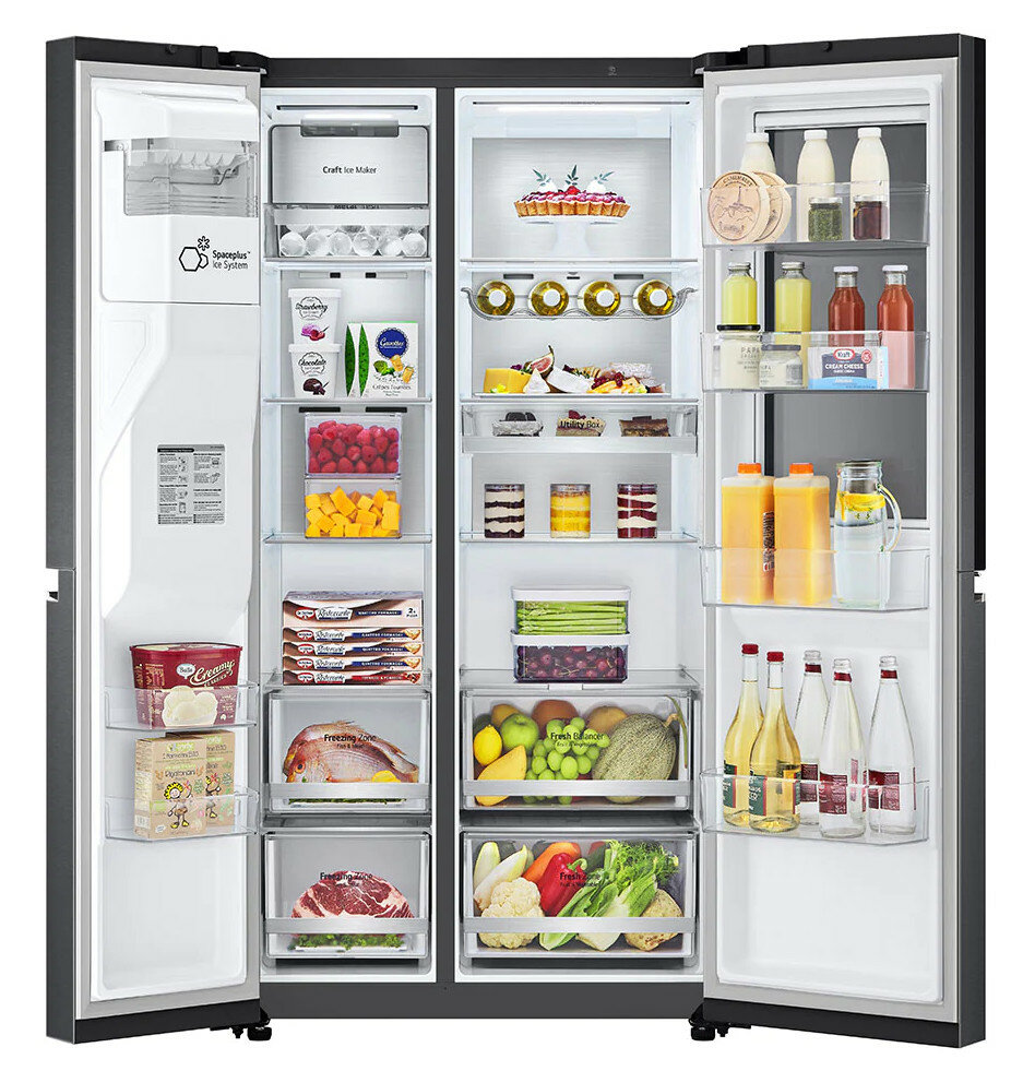 Otwarta lodówka LG wypełniona produktami spożywczymi, pokazująca wnętrze.