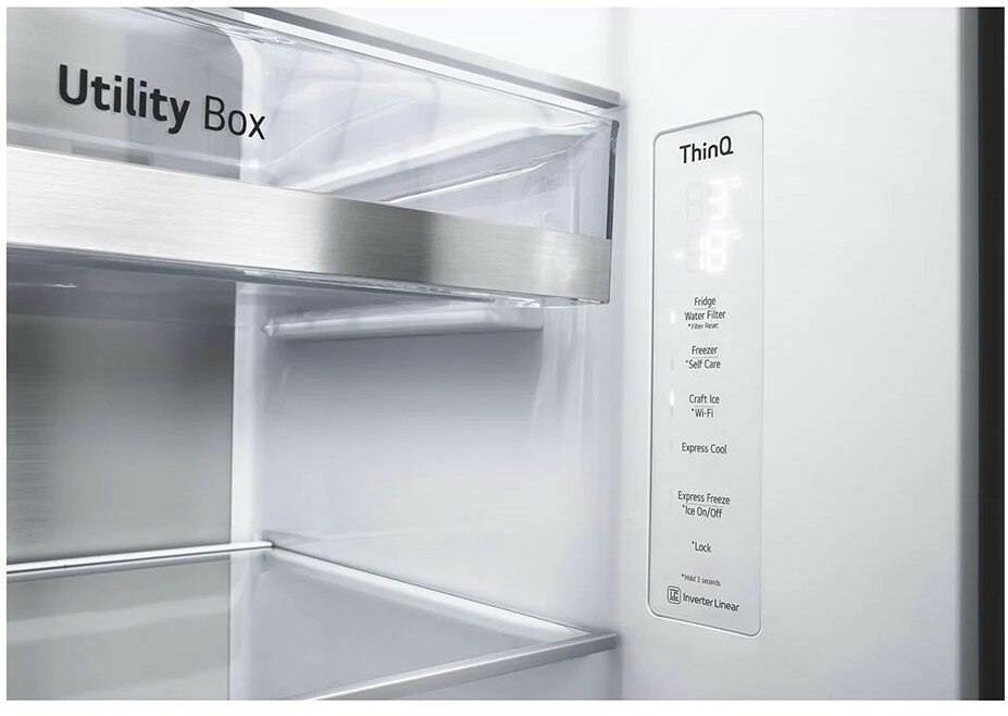 Czarny kominek elektryczny z efektem czerwonego płomienia. Ustawiony na stojaku, widok z przodu.