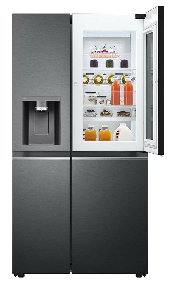 Czarna lodówka LG side-by-side z otwartymi drzwiami pokazującymi jedzenie.