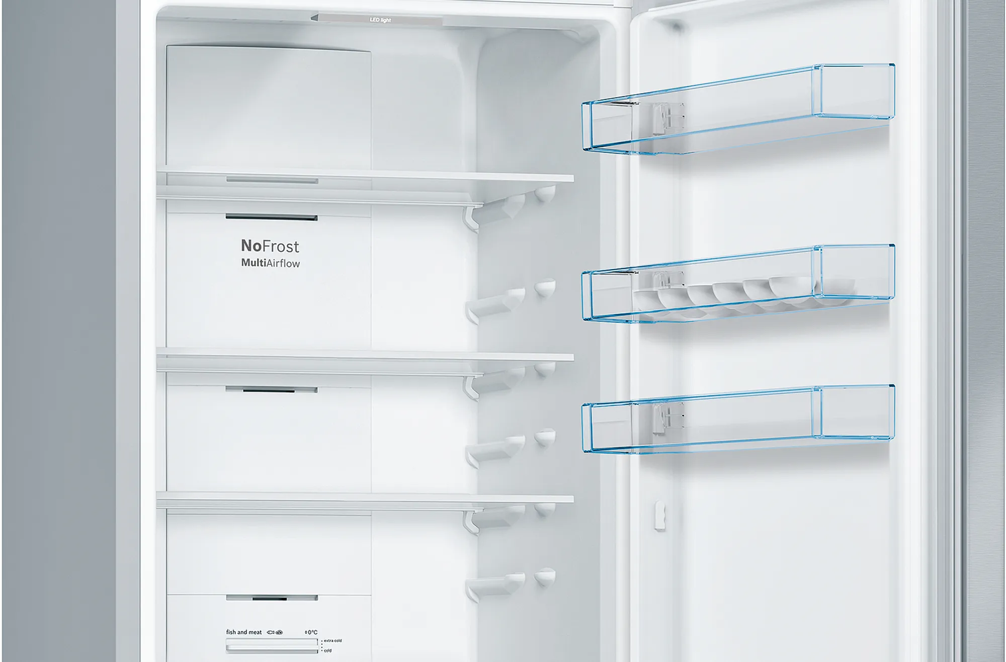 Puste wnętrze lodówki z półkami i szufladami. Oznaczona technologia No Frost.