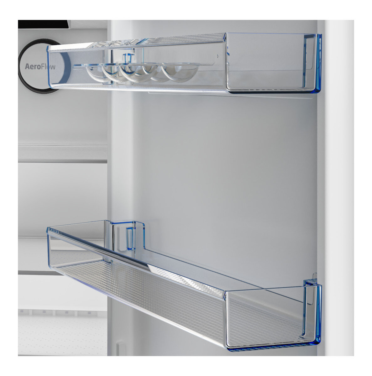 Wnętrze lodówki, pokazujące szklane półki z niebieskimi obramowaniami i etykietą AeroFlow.