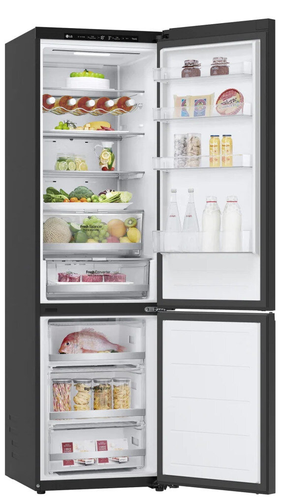 Czarna lodówka LG z otwartymi drzwiami, wypełniona produktami spożywczymi na białym tle.