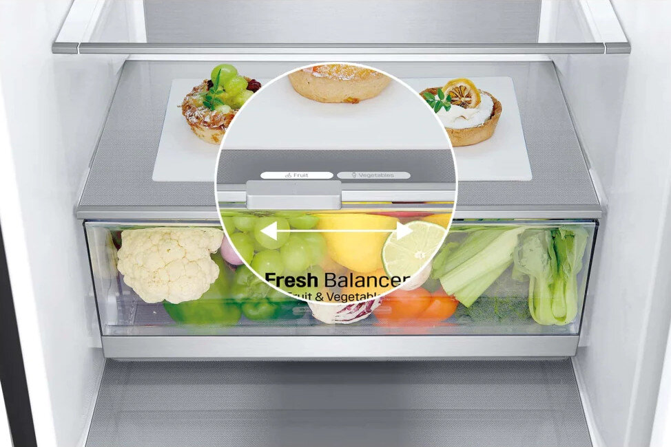 Zbliżenie na szufladę lodówki LG. Owoce, warzywa i etykieta.