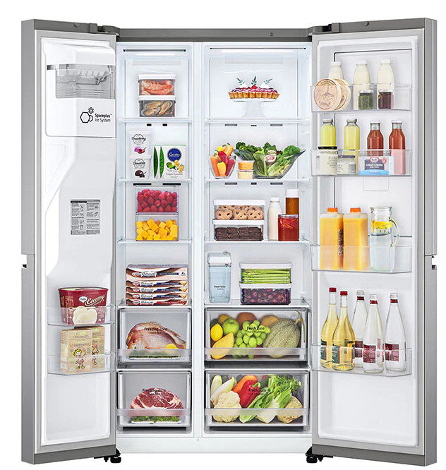 Otwarta lodówka z wypełnionymi półkami. Widoczne owoce, warzywa, napoje i różne produkty spożywcze.