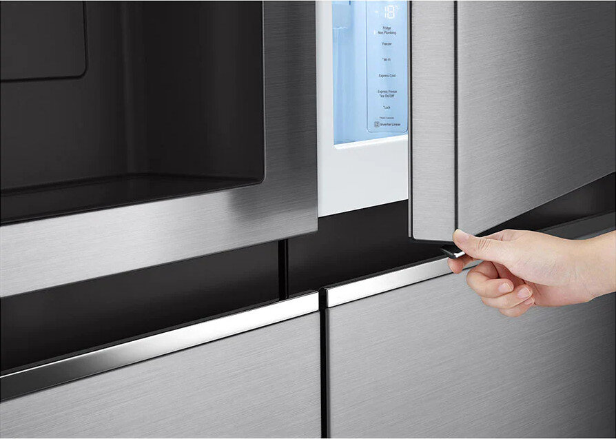 Czarny chłodziarka do wina ze szklanymi drzwiami ukazującymi drewniane półki, widok z perspektywy.