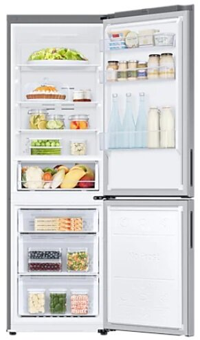 Czarna chłodziarka do wina z drewnianymi półkami i otwartymi szklanymi drzwiami.