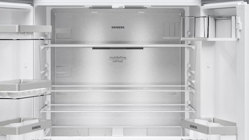 Wnętrze lodówki Siemens z półkami, szufladami i systemem MultiAirflow NoFrost.