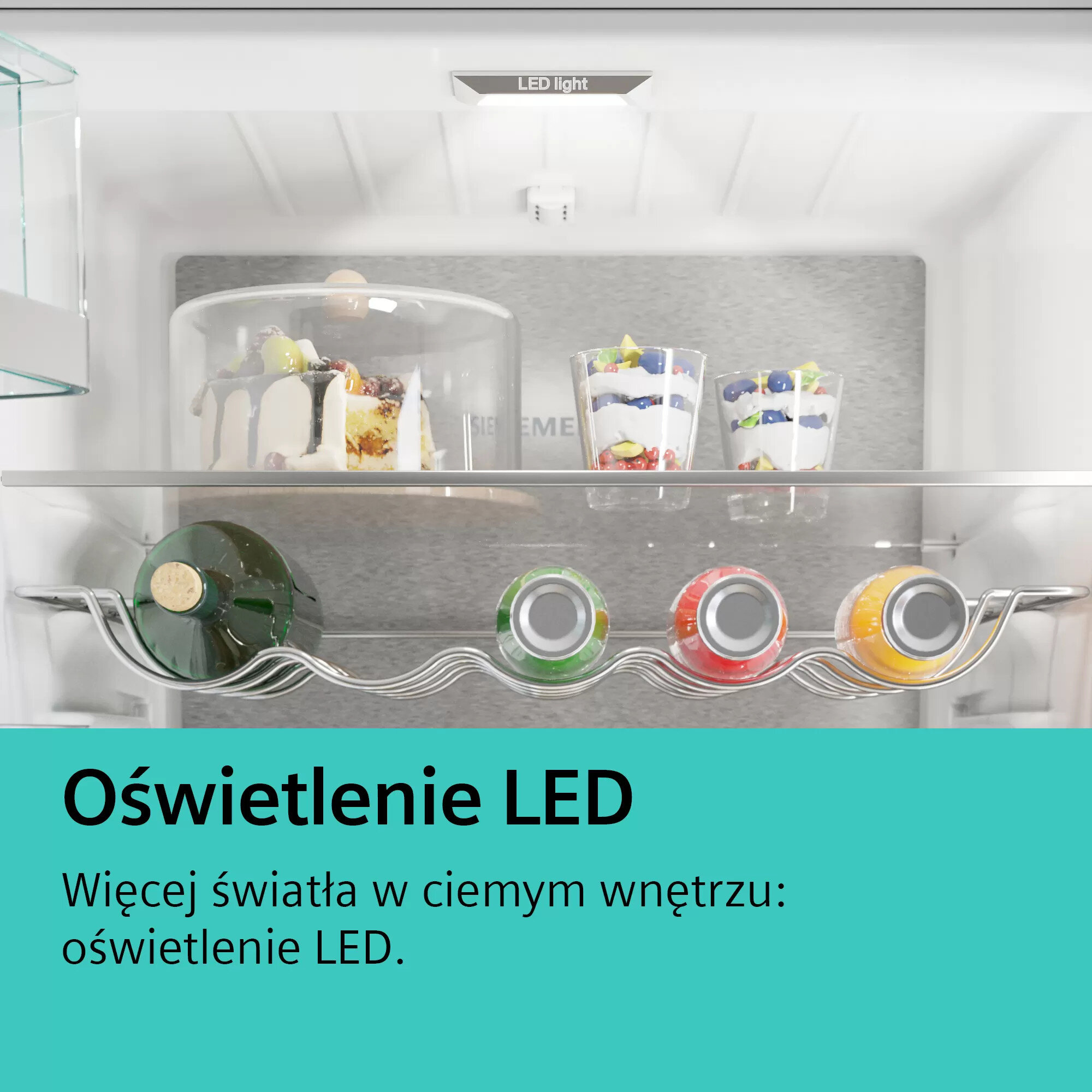 Wnętrze lodówki z półkami z jedzeniem i napojami, pod oświetleniem LED.