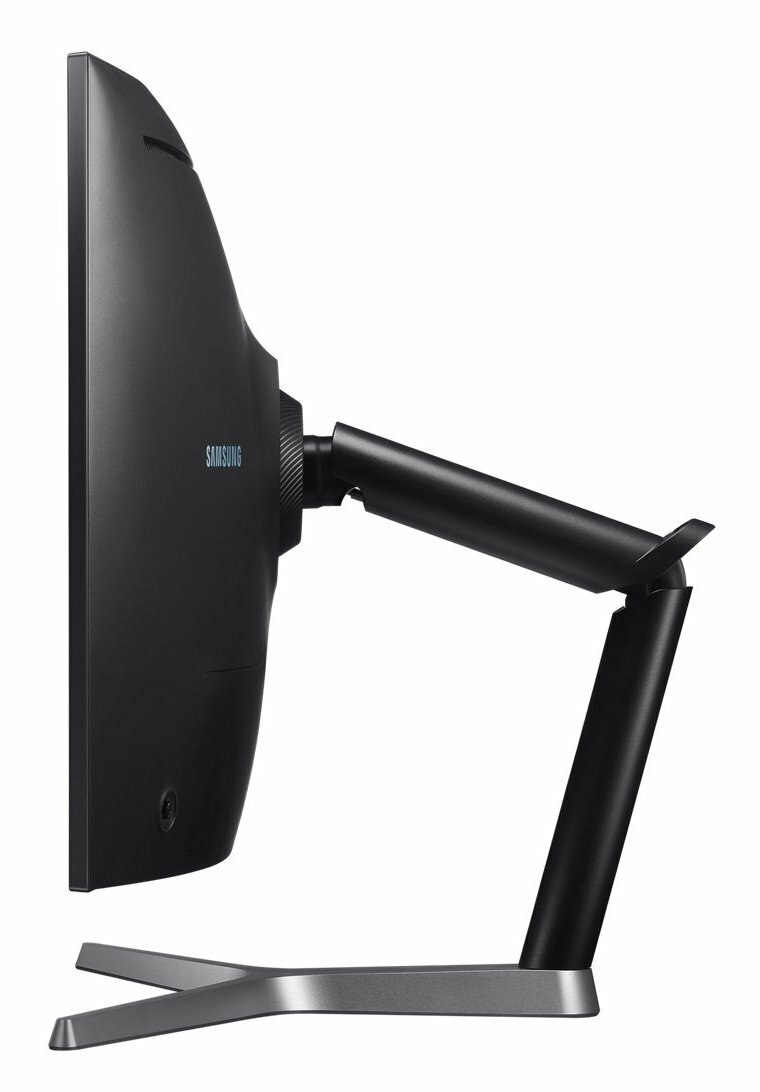 Czarny monitor Samsung jest pokazany z boku. Ma zakrzywiony ekran i jest zamontowany na stojaku ze srebrną podstawą.