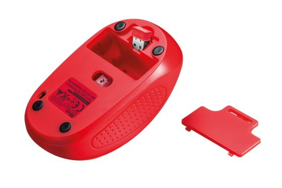 Czerwona mysz komputerowa z otwartą pokrywą baterii. Odbiornik USB jest widoczny.