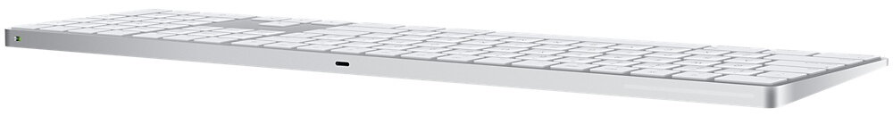 Srebrna klawiatura Apple, widok z boku, z klawiszami. Białe tło.