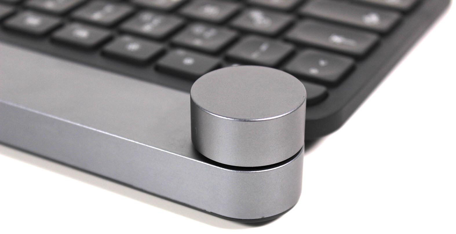 Czarna mysz do gier z kolorowym oświetleniem.