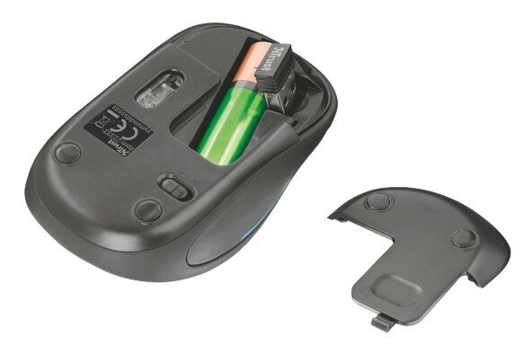 Czarna mysz komputerowa z zdjętą pokrywą, odsłaniająca baterię i odbiornik bezprzewodowy w środku.