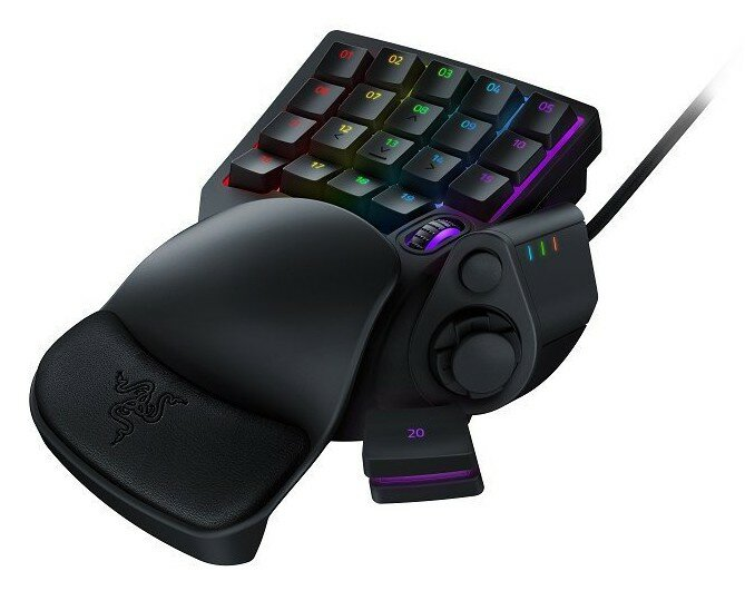 Czarny panel do gier z wieloma przyciskami i podpórką pod kciuk. Logo Razer jest widoczne.