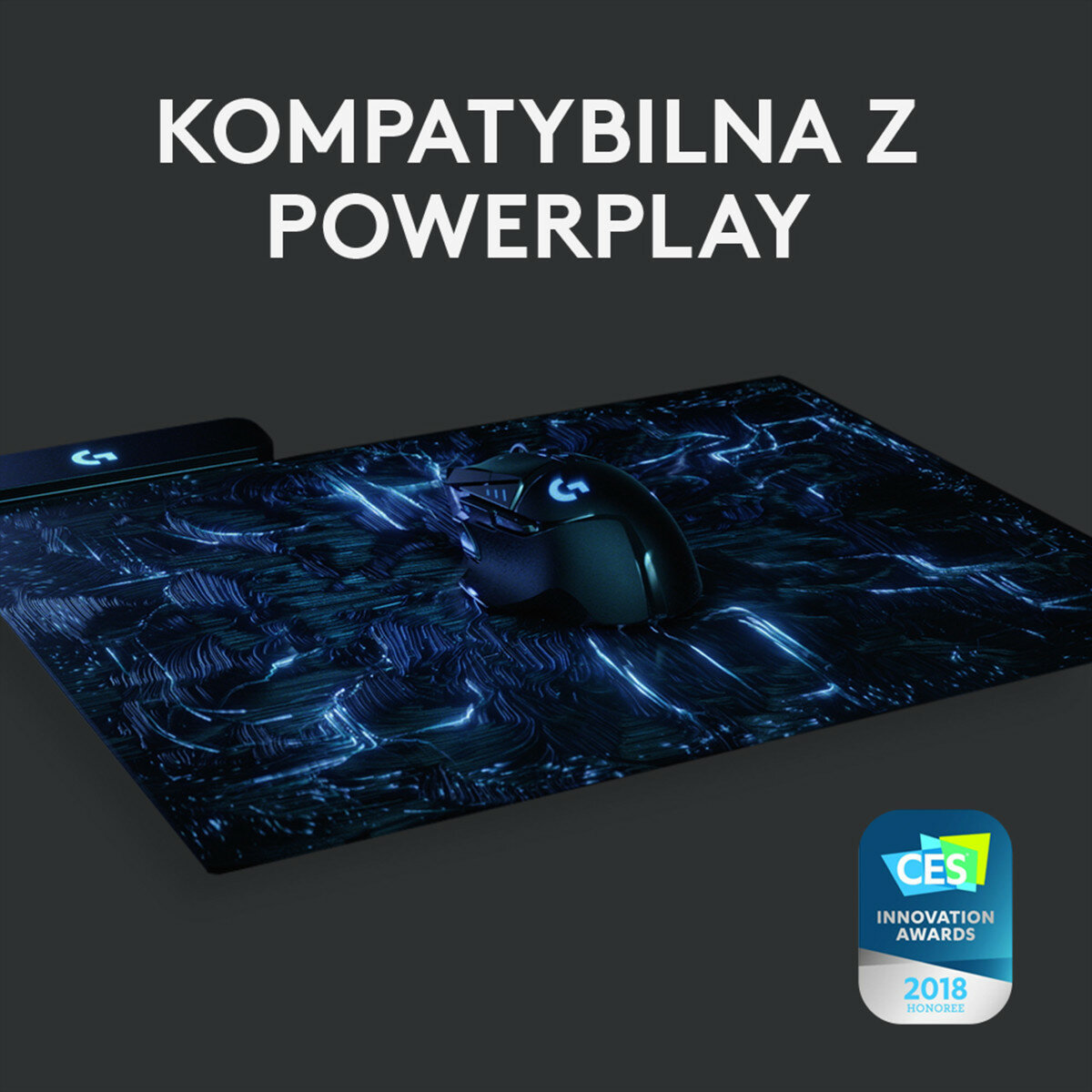 Czarna mysz do gier na podkładce. Podkładka ma niebieskie wzory świetlne, a tekst mówi „Kompatybilny z Powerplay”.