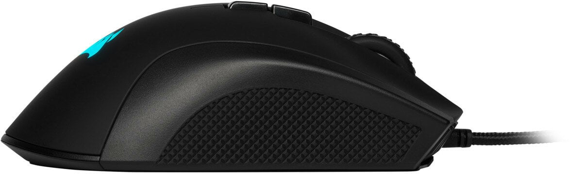 Czarna mysz do gier z kablem, z przyciskami i teksturowanym uchwytem bocznym.