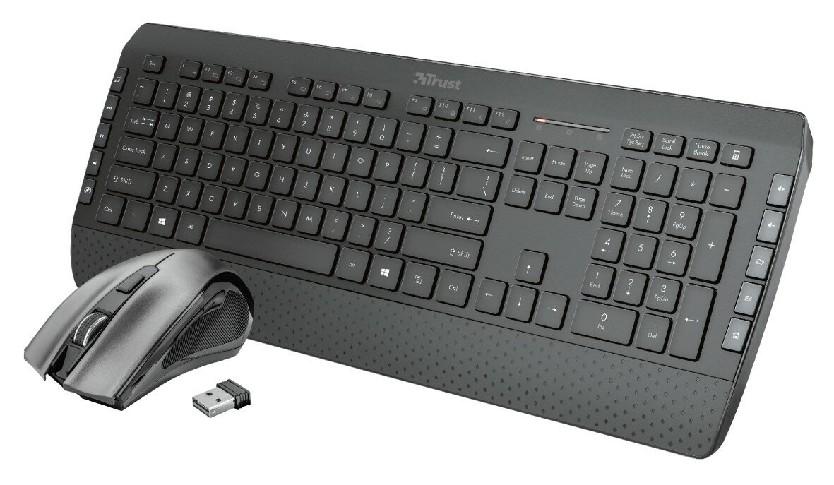 Czarny zestaw klawiatury i myszy bezprzewodowej na białym tle. Marka Trust.