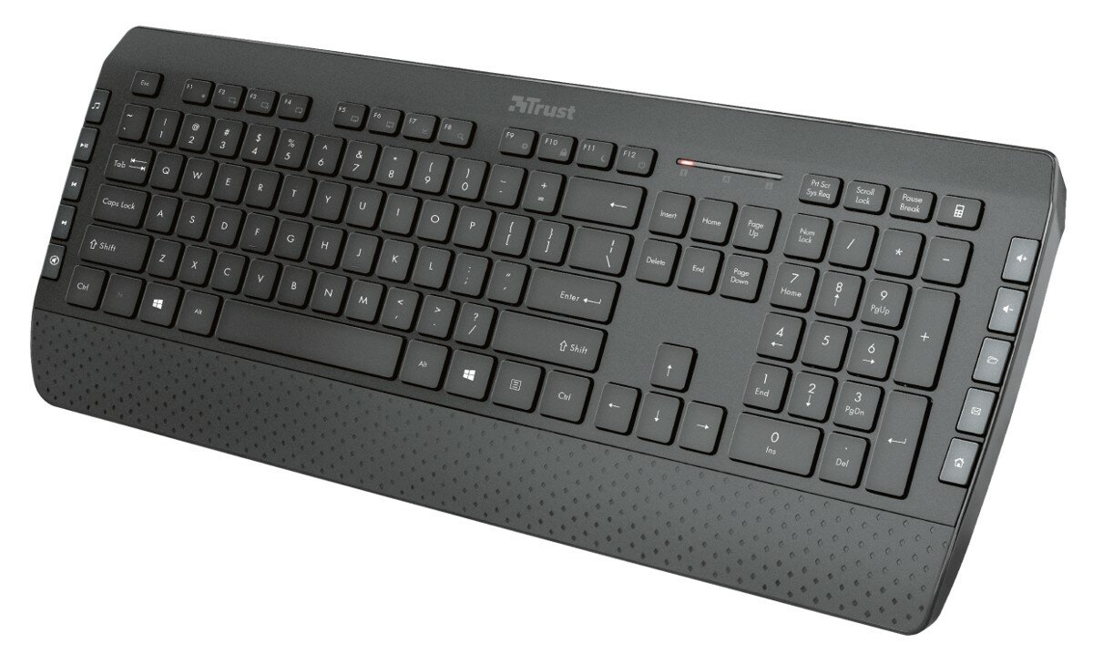 Czarna klawiatura Trust z pełnym układem, w tym klawiaturą numeryczną i klawiszami funkcyjnymi.