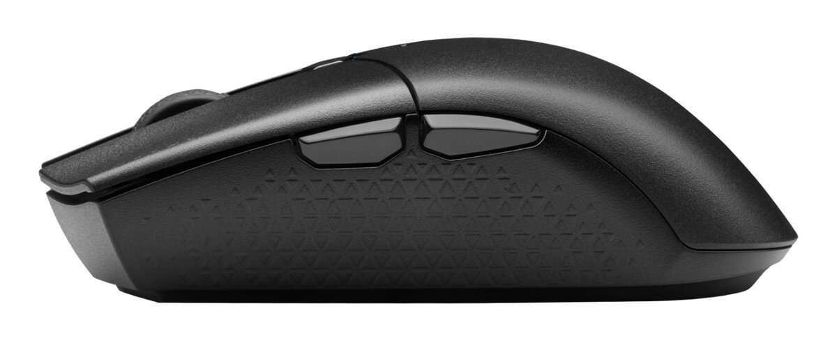 Czarna mysz gamingowa. Widok z boku, z teksturowanym uchwytem. Widoczne przyciski.