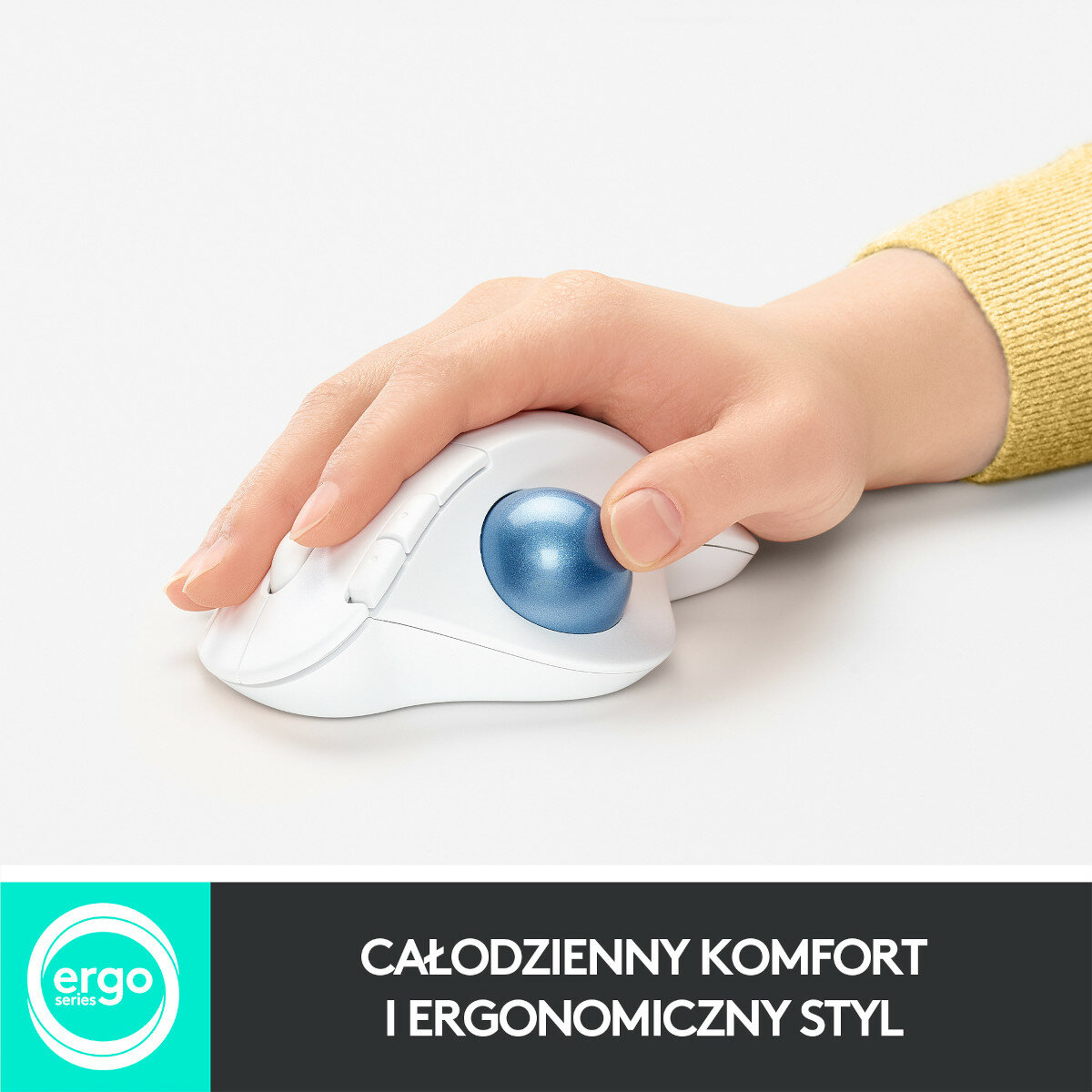 Biała mysz trackball z niebieską kulką. Dłoń na myszy. Biały stół.