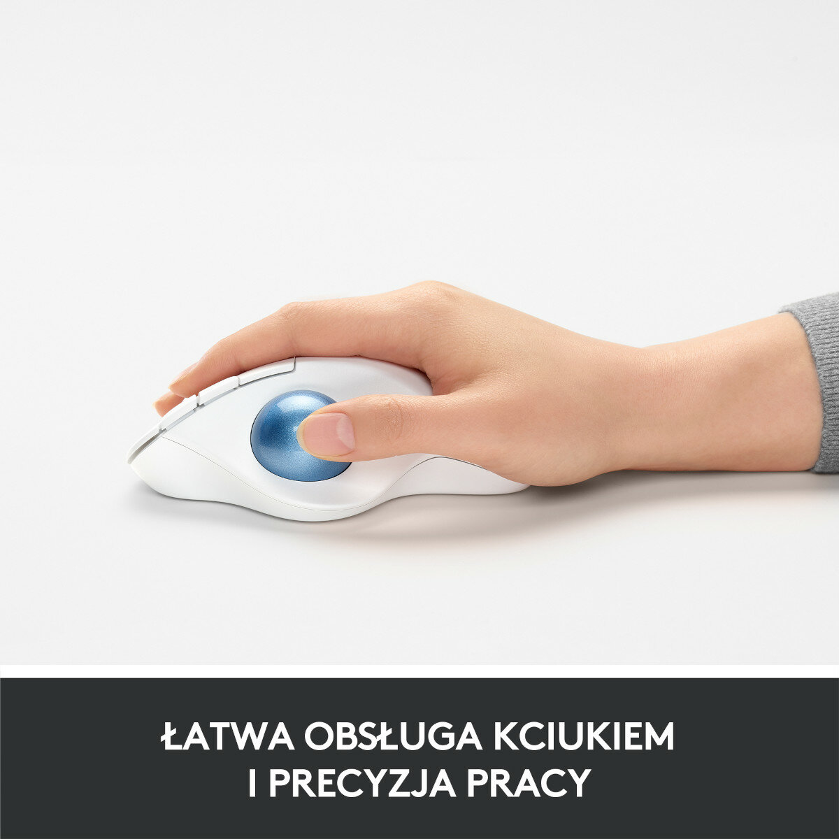 Dłoń osoby używającej białej myszy trackball. Widoczna niebieska kulka.
