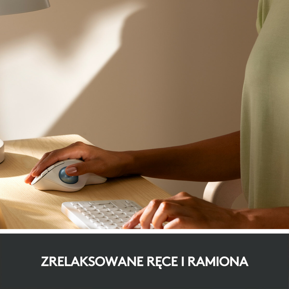 Kobieta używająca białej i niebieskiej myszy oraz białej klawiatury. Tekst brzmi 'zrelaksowane dłonie i ramiona'.
