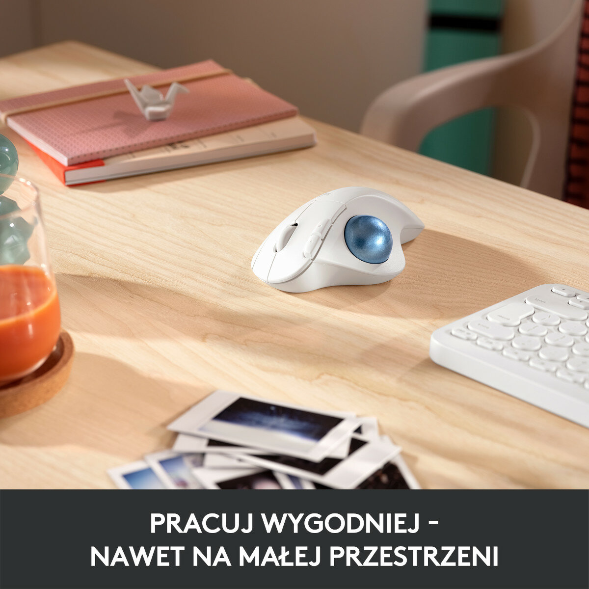 Biała mysz na drewnianym stole z notatkami i szklanką soku.