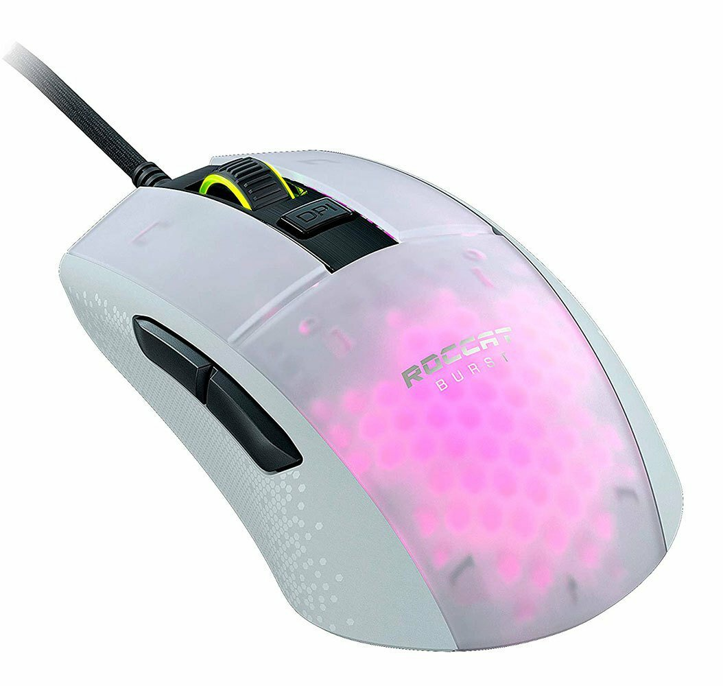 Biała mysz do gier z różowym, podświetlanym wzorem plastra miodu, czarny kabel. Żółte kółko przewijania, czarny przycisk DPI.