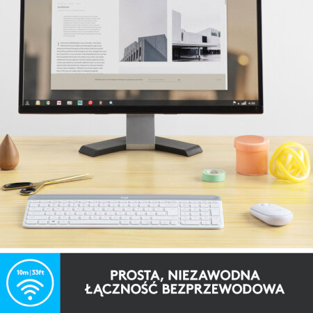 Biurko z monitorem, klawiaturą, myszą i elementami dekoracyjnymi. Połączenie bezprzewodowe.